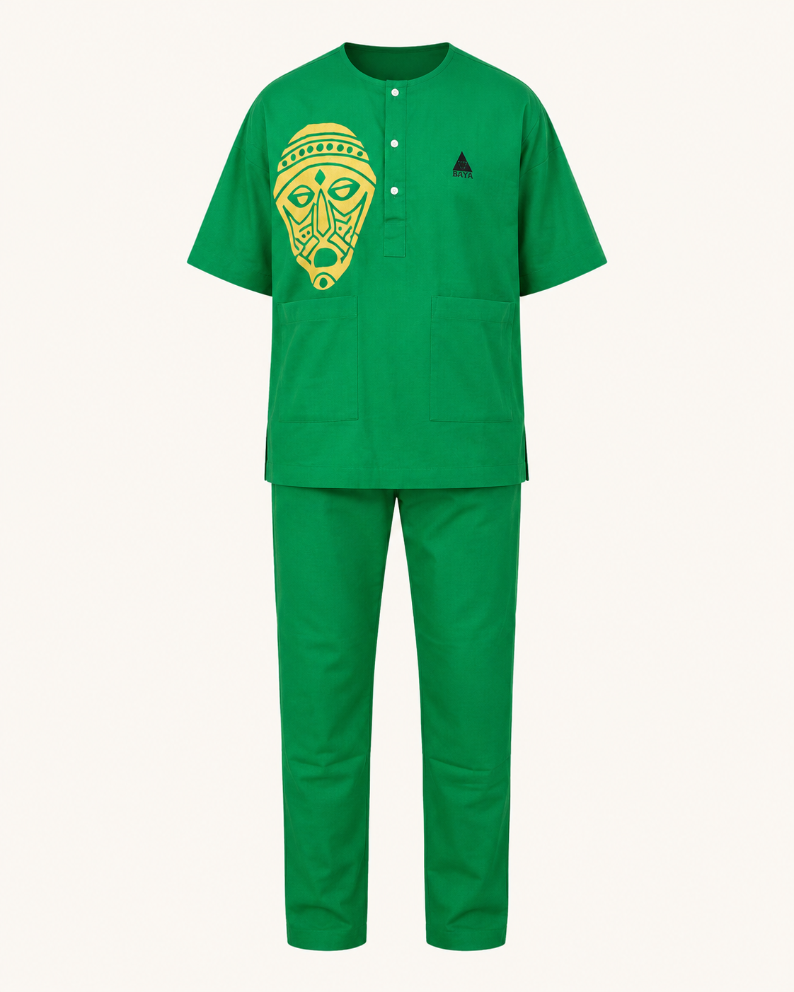 Modèle portant l'ensemble vert BAYA